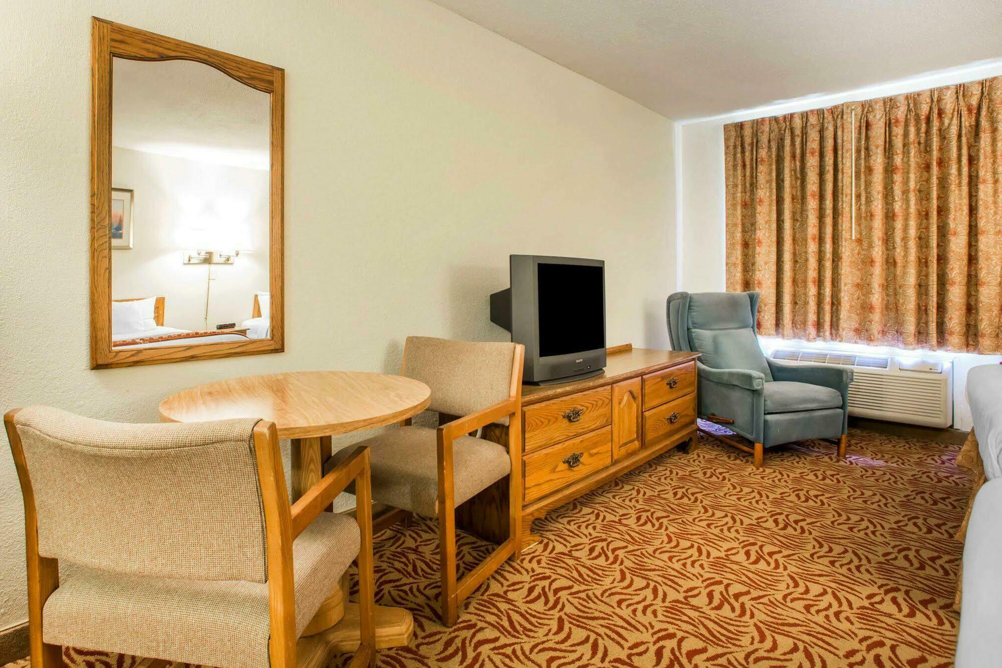 University Inn & Suites Stevens Point Εξωτερικό φωτογραφία